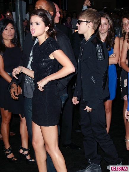 Selena lộ chân &quot;cò hương&quot; khi đến ủng hộ &quot;tình cũ&quot;