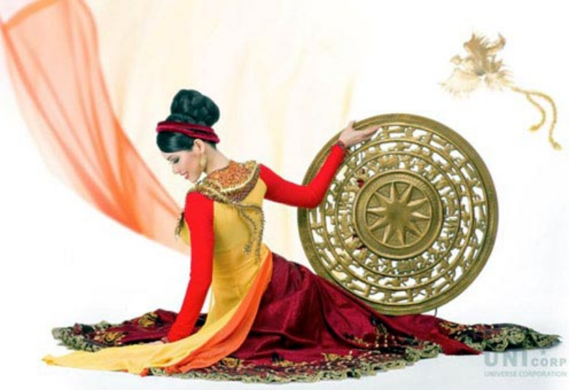Ảnh của Hoàng My chọn áo tứ thân hiện đại thi trang phục dân tộc