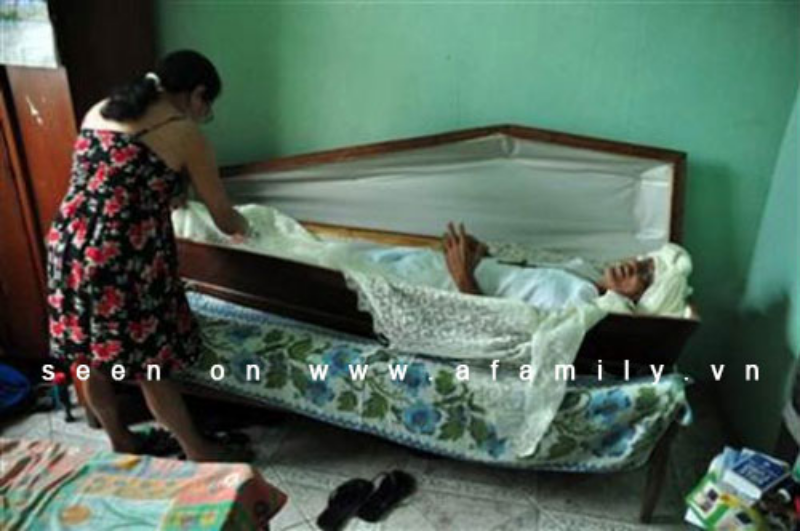 Ảnh của 23 năm ngủ trong quan tài để… vinh danh người bạn đã chết