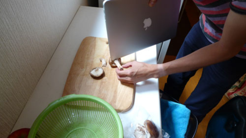 Ảnh của Dùng Macbook Air... làm dao cắt thịt, bổ quả
