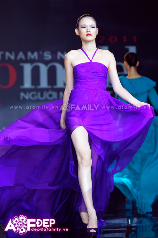 Ảnh của Huyền Trang và Tuyết Lan rạng ngời đến cổ vũ cho Vietnam's Next Top Model 2011