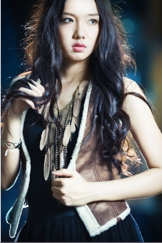 Ảnh của Hot girl Mai Chi đi shopping cùng "em" xe cực chất