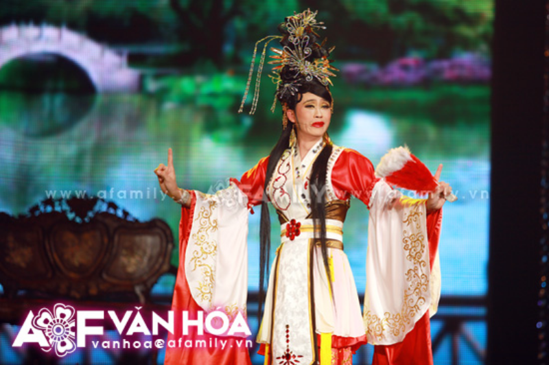 Ảnh của "Điêu Thuyền" Hoài Linh và "Lữ Bố" Cẩm Ly gây bất ngờ khi hát tuồng cổ