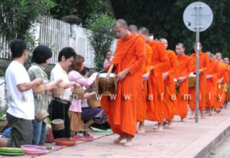 Ảnh của Phần 2: Khất thực buổi sáng, nghi lễ còn được giữ lại trên đất phật